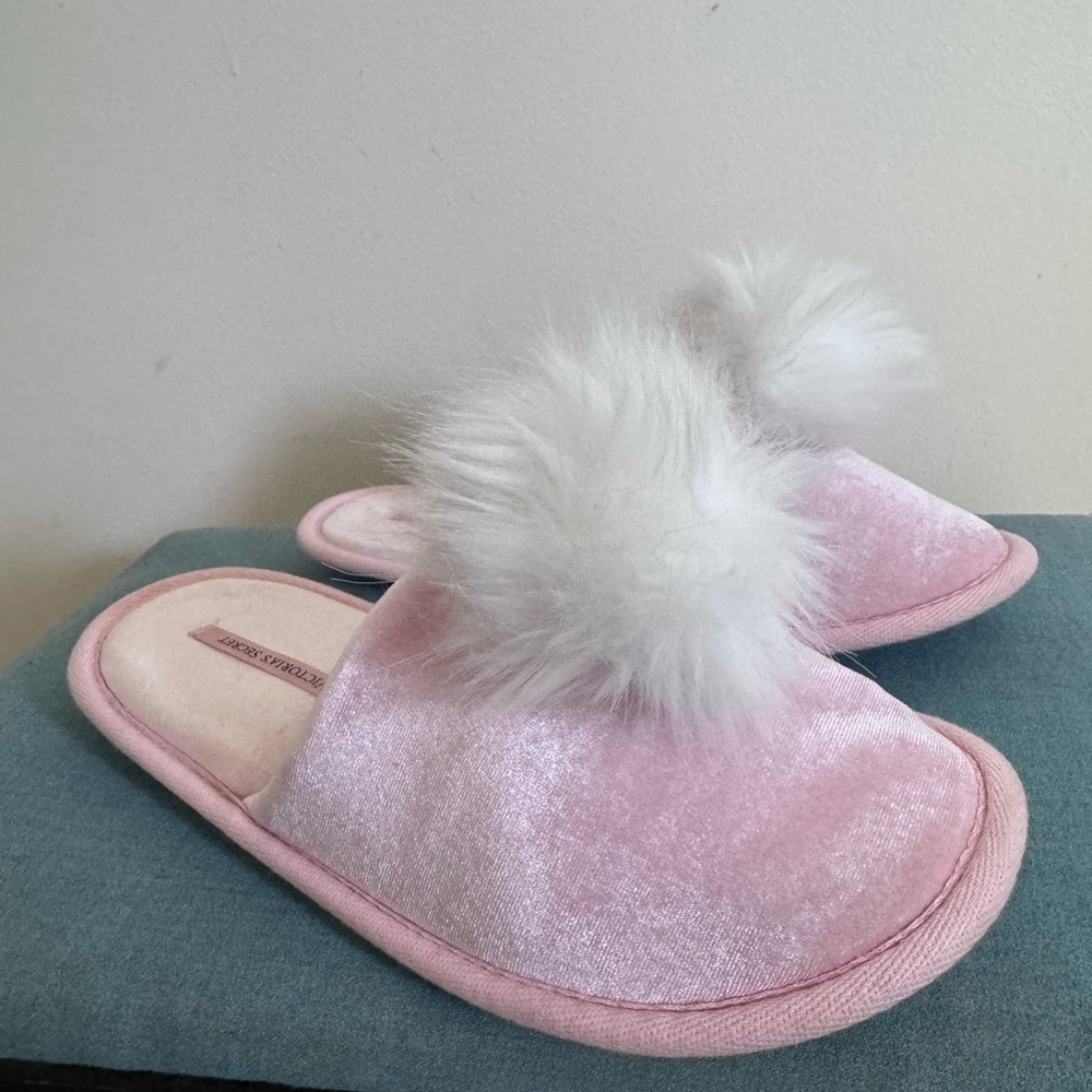NWOT Victoria’s Secret Pink Velvet Slippers with White Pom Pom Accents Sz M 7/8